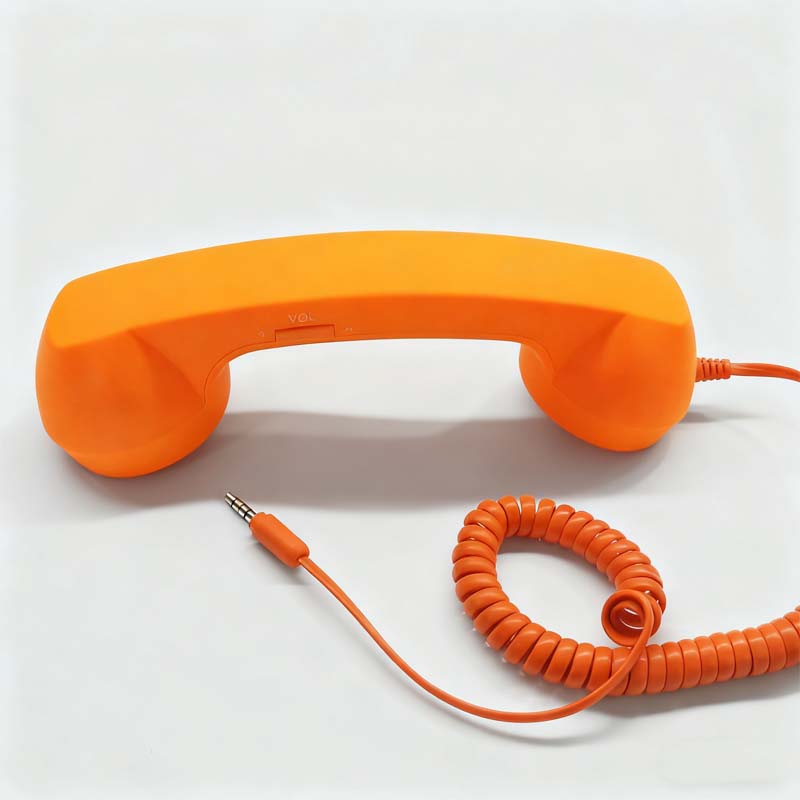 Vintage-Retro-Telefongriff mit Handy-Hörer und Mikrofon/Vintage retro telephone handle with mobile phone handset and microphone