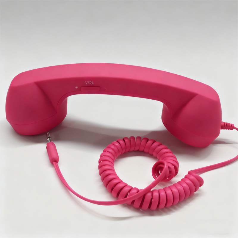 Vintage-Retro-Telefongriff mit Handy-Hörer und Mikrofon/Vintage retro telephone handle with mobile phone handset and microphone