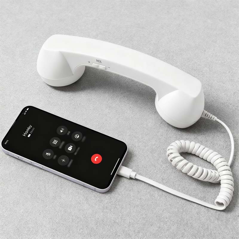 Vintage-Retro-Telefongriff mit Handy-Hörer und Mikrofon/Vintage retro telephone handle with mobile phone handset and microphone